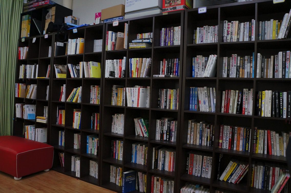 synergy_space-bookshelf.JPG シナジースペース 本棚